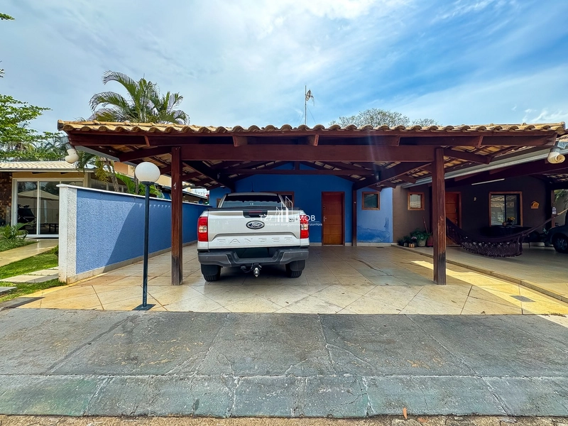Casa com 3 quartos, sendo 1 suíte, localizada no Condomínio Belle Vue.