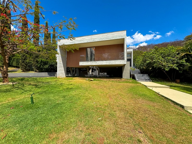 Casa de Alto Padrão com 4 suítes plenas, incluindo uma master .