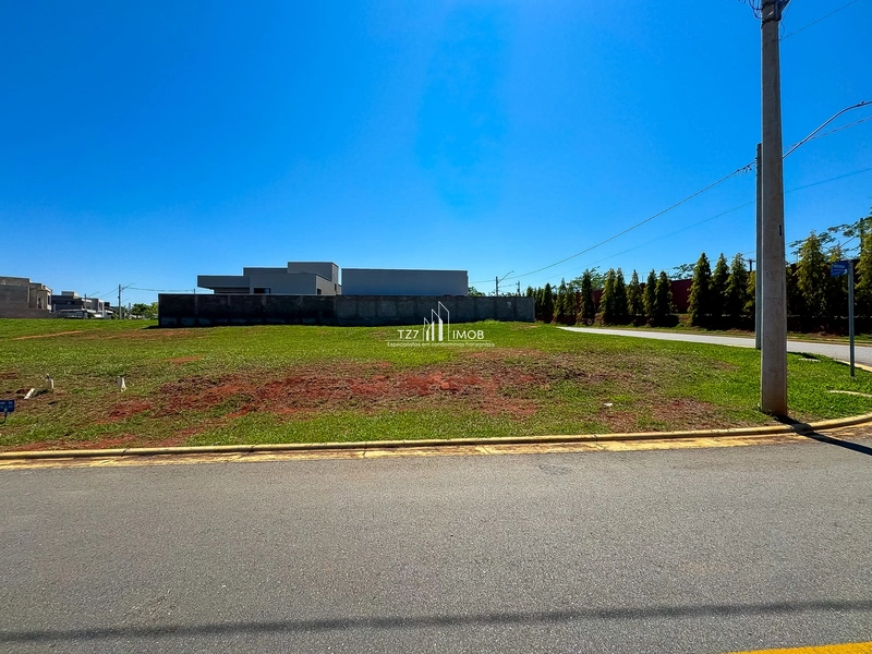 Lote de esquina no Jardins Capri - Lote Plano com 442,25 m²-