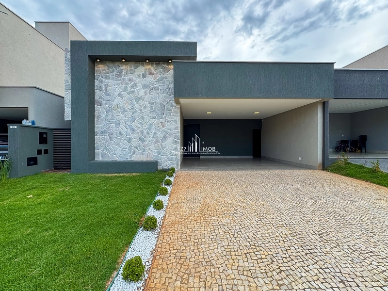 Casa Térrea com 3 quartos sendo 1 suíte, completa em armários.