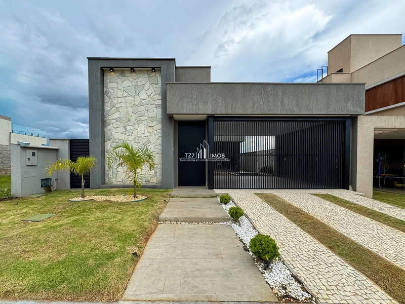 Casa Térrea localizada no Jardins Bolonha, com 3 suítes plenas.