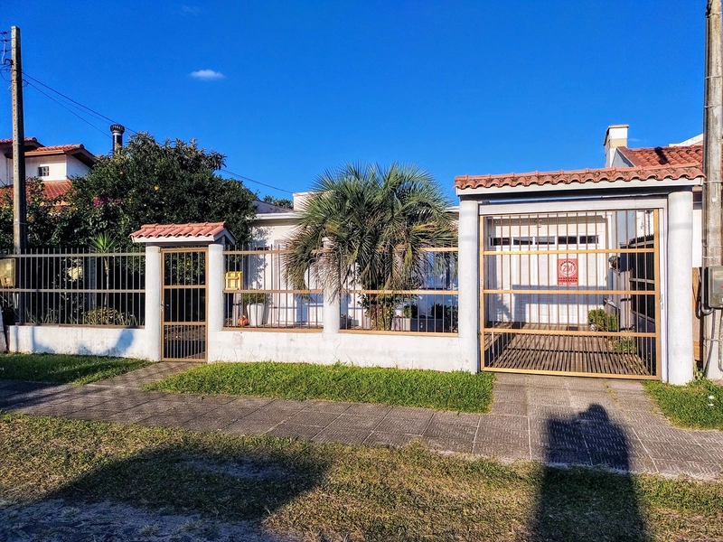 Casa no centro de CAPÃO NOVO: 2ª foto da galeria de imagens do imóvel
