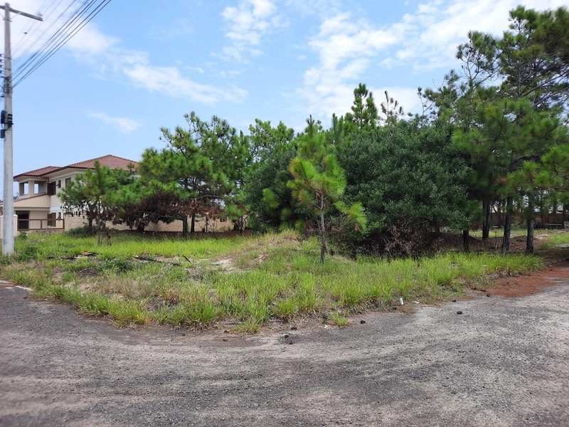 TERRENO DE ESQUINA EM CAPÃO NOVO VILLAGE: 1ª foto da galeria de imagens do imóvel