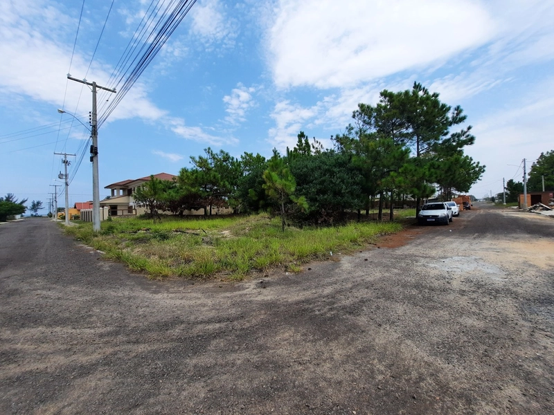 TERRENO DE ESQUINA EM CAPÃO NOVO VILLAGE: 2ª foto da galeria de imagens do imóvel