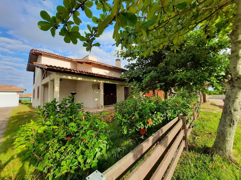 Casa a 1 quadra do mar na praia Capão Novo: 1ª foto da galeria de imagens do imóvel