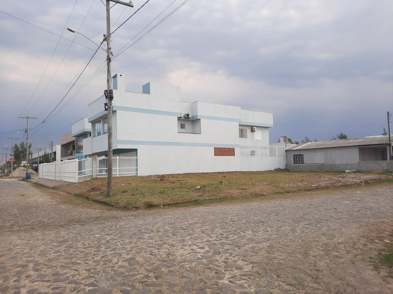 Maravilhoso terreno de ESQUINA a 1 quadra do mar na praia CAPÃO NOVO