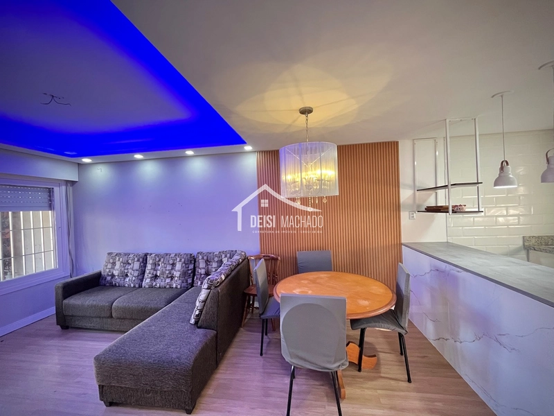 Sobrado em condomínio com piscina.