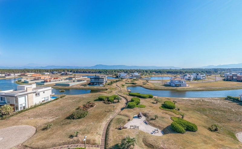 Lote beira lago quase beira-mar: 8ª foto da galeria de imagens do imóvel