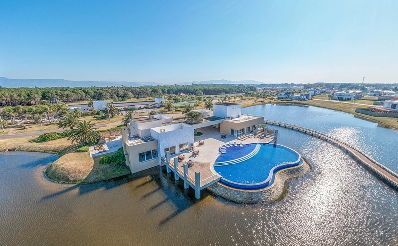Lote beira lago quase beira-mar: 31ª foto da galeria de imagens do imóvel