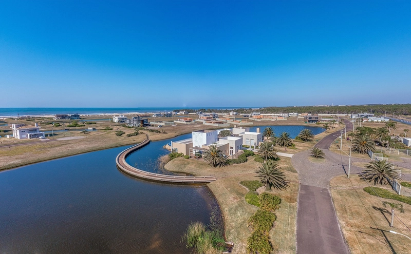 Lote beira lago quase beira-mar: 30ª foto da galeria de imagens do imóvel