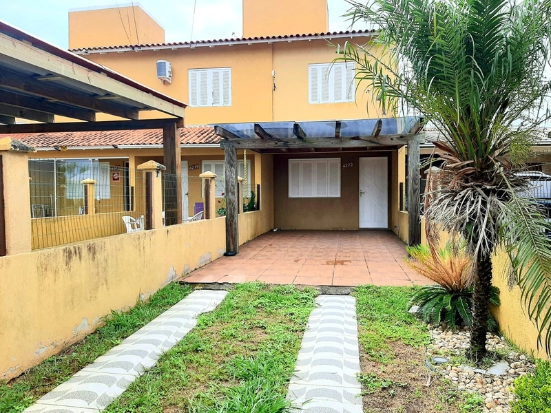 Sobrado à venda em Capão Novo – 2 dormitórios, churrasqueira e vaga