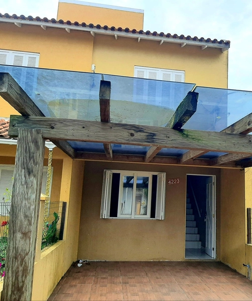 Sobrado à venda em Capão Novo – 2 dormitórios, churrasqueira e vaga: 2ª foto da galeria de imagens do imóvel