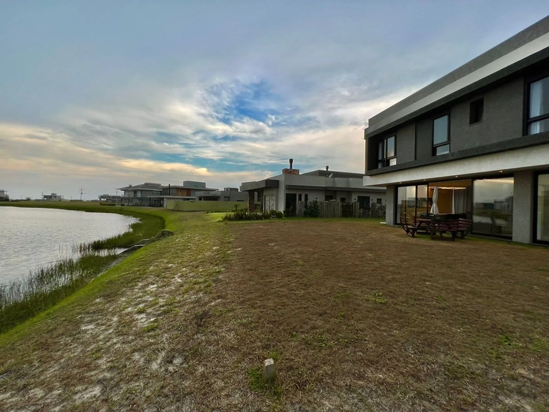 Sobrado beira lago no condomínio de luxo a beira mar : COSTA SERENA: 30ª foto da galeria de imagens do imóvel