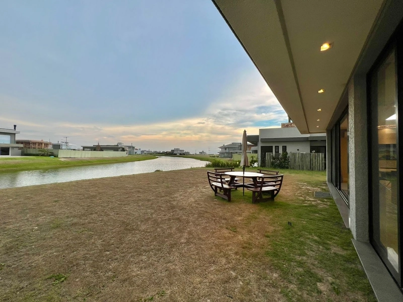 Sobrado beira lago no condomínio de luxo a beira mar : COSTA SERENA: 29ª foto da galeria de imagens do imóvel