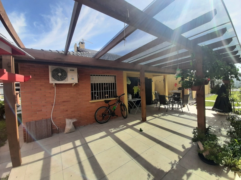 Excelente casa térrea e condomínio fechado na praia Capão Novo: 3ª foto da galeria de imagens do imóvel