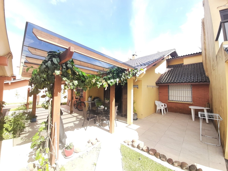Excelente casa térrea e condomínio fechado na praia Capão Novo: 1ª foto da galeria de imagens do imóvel
