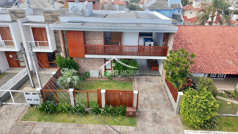 Sobrado amplo e completo em Capão Novo