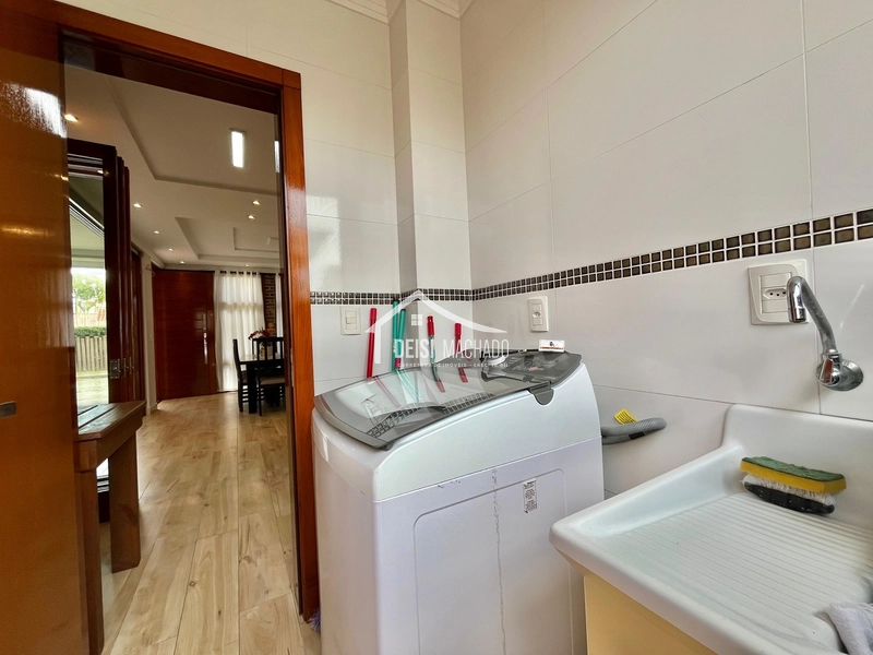 Sobrado amplo e completo em Capão Novo: 8ª foto da galeria de imagens do imóvel