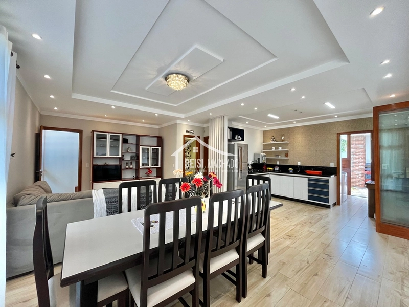 Sobrado amplo e completo em Capão Novo: 3ª foto da galeria de imagens do imóvel