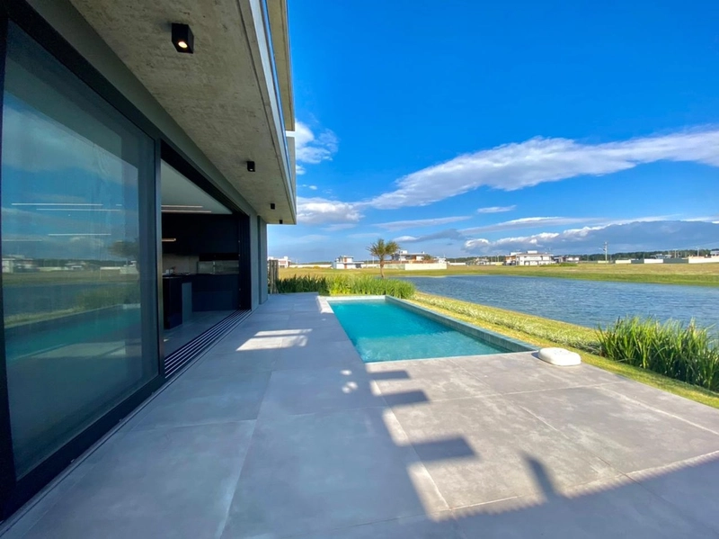 Sobrado beira-lago com vista sensacional para o mar