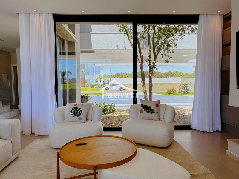 Casa beira lago em condomínio de luxo