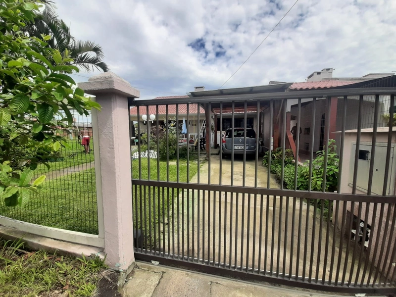 CASA EM ÓTIMA LOCALIZAÇÃO NA PRAIA DE CAPÃO NOVO