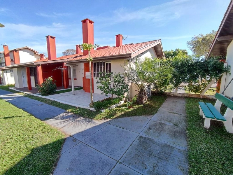 Vivenda (casa) em condomínio com piscina