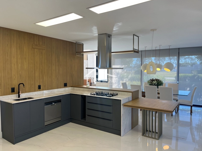 CASA DA PRAÇA NO CONDOMÍNIO TERRASUL.