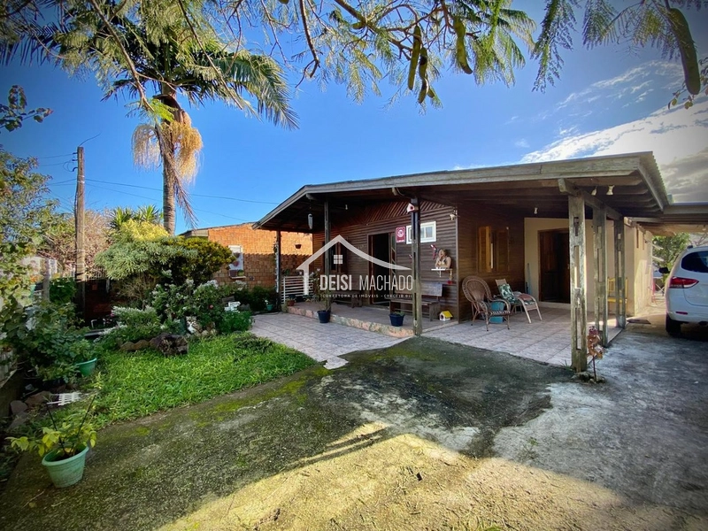 Casa mista de esquina em região de moradores no Posto 04.