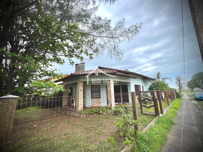 Casa térrea de esquina a 1 quadra do mar na praia Capão Novo - RS.