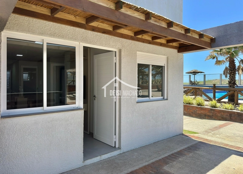 Casa  geminada de frente para o mar: 2ª foto da galeria de imagens do imóvel