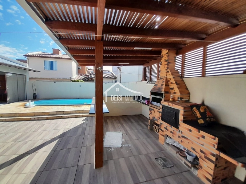 Aconchegante casa com piscina à venda na praia Capão Novo