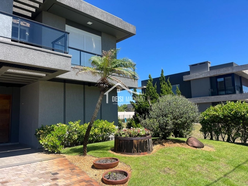 Sobrado de luxo no condomínio Costa Serena – Beira mar