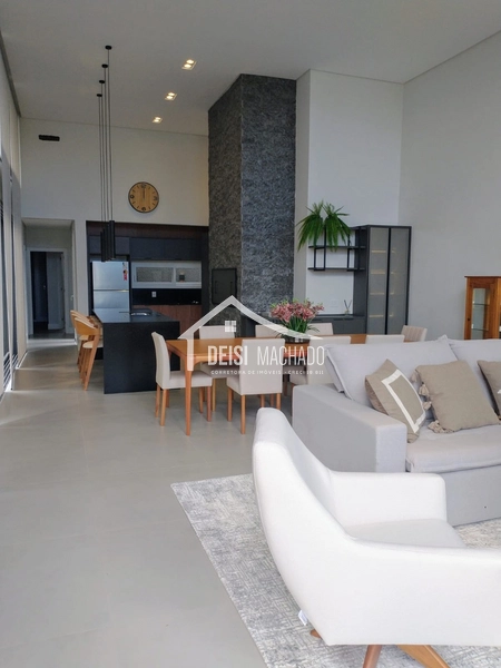 Linda casa em condomínio fechado