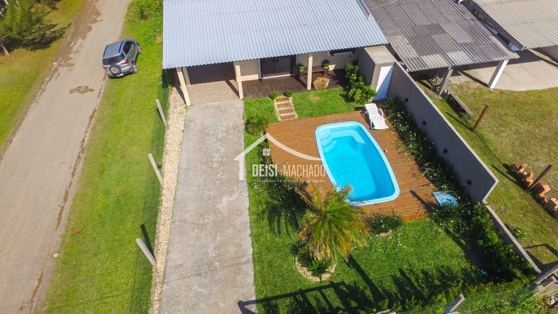 Casa com piscina a venda em Capão Novo: 2ª foto da galeria de imagens do imóvel