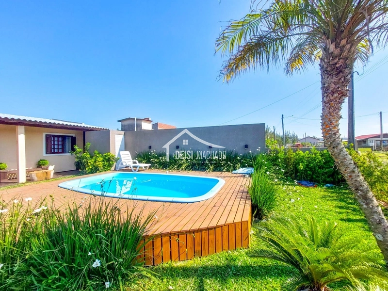 Casa com piscina a venda em Capão Novo: 3ª foto da galeria de imagens do imóvel