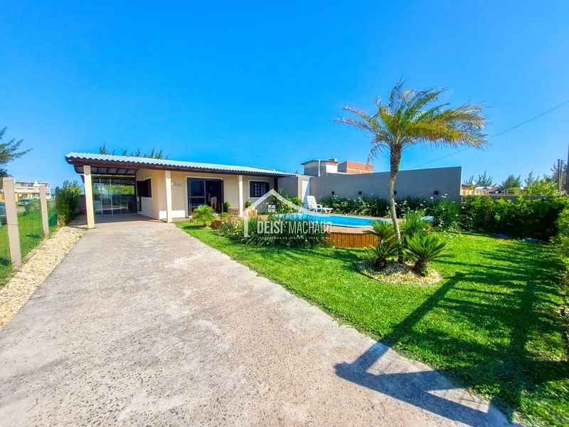 Casa com piscina a venda em Capão Novo