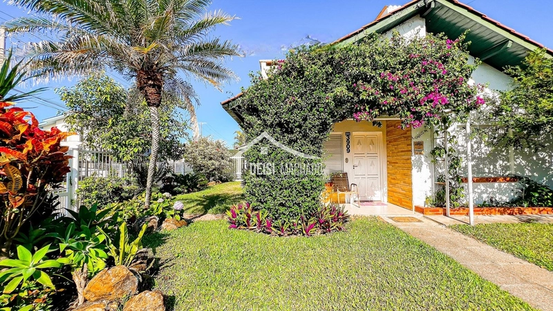 CASA 3 DORMITÓRIOS LOCALIZADA A POUCOS METROS DO MAR!