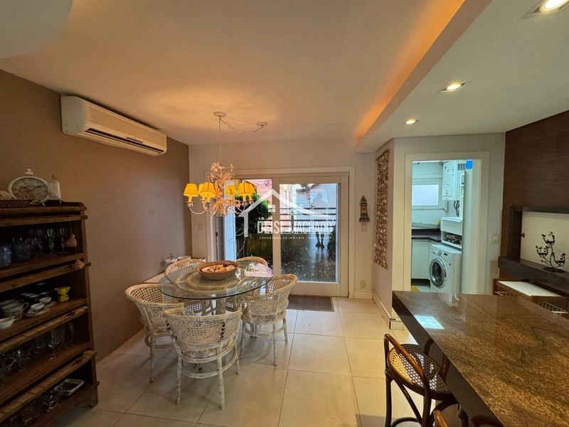 Excelente sobrado 03 dormitórios, próximo do mar