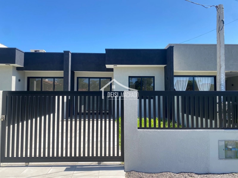 Linda casa geminada em Capão Novo: 2ª foto da galeria de imagens do imóvel