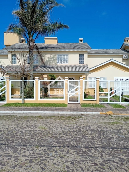 Excelente sobrado em condomínio à beira mar em Capão Novo