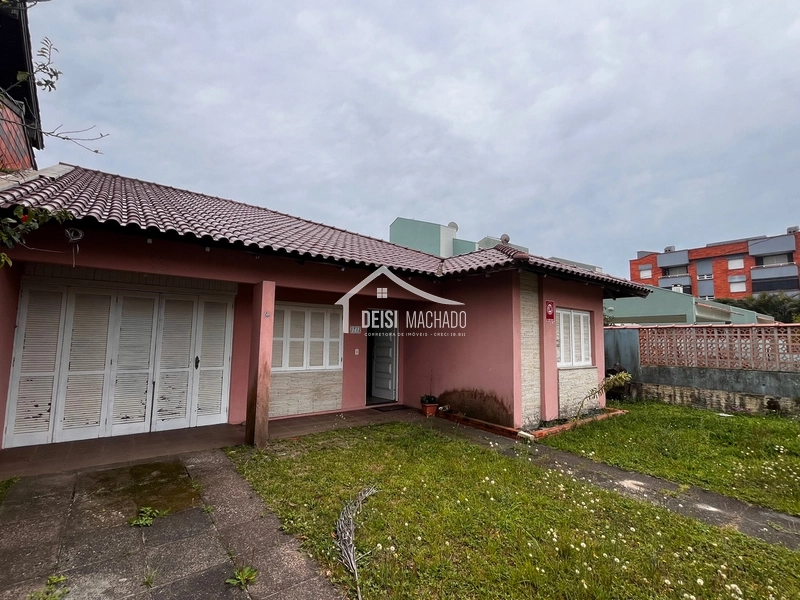 Casa 03 dormitórios pertinho do mar