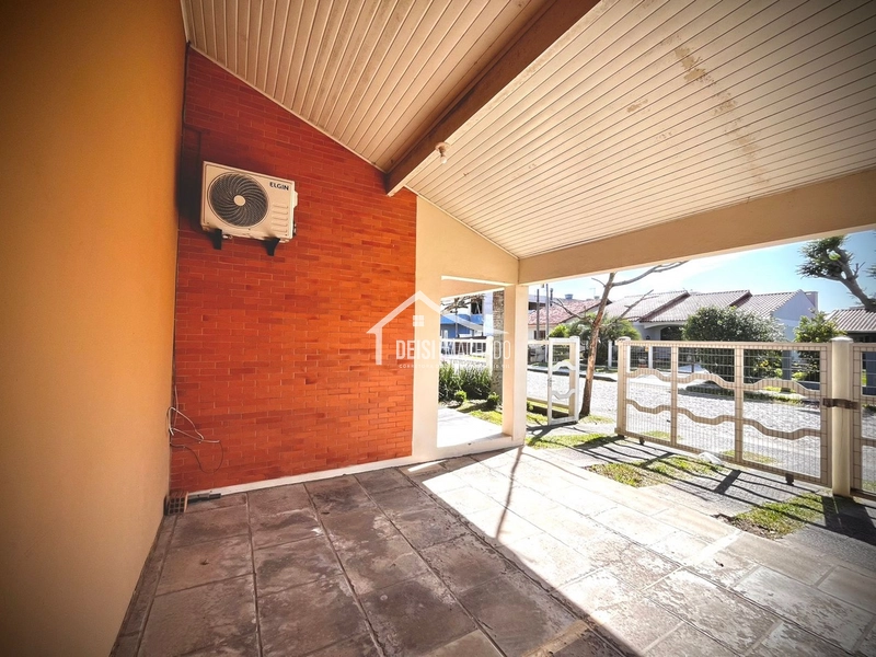 Lindo sobrado à venda em Capão Novo: 3ª foto da galeria de imagens do imóvel