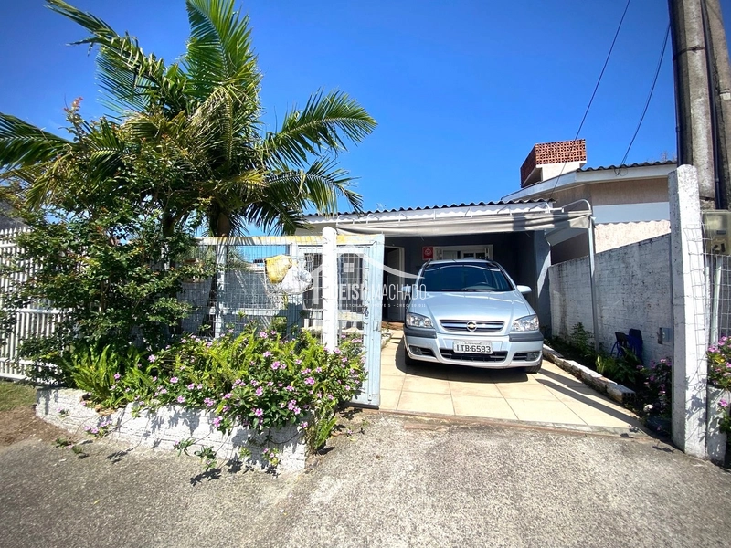 Casa à venda em Capão Novo, em bairro residencial com ótima vizinhança