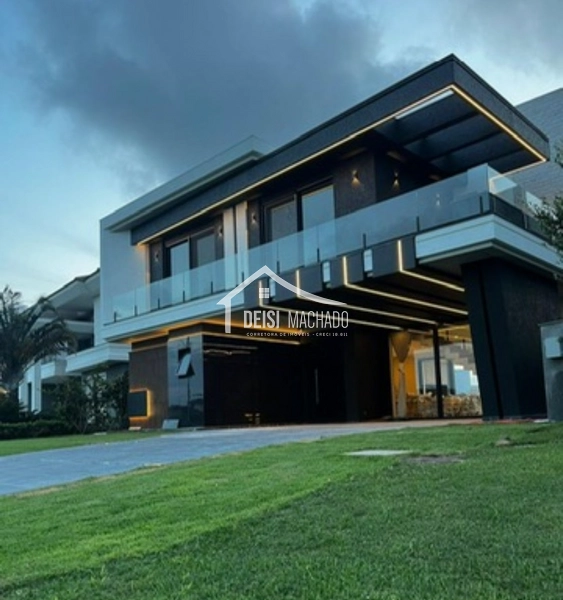 Sobrado de Alto Padrão à Venda no Condomínio Costa Serena – Beira-Mar