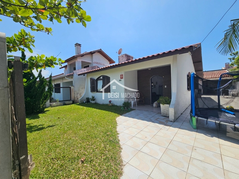 Ótima casa, em excelente localização em Capão novo!