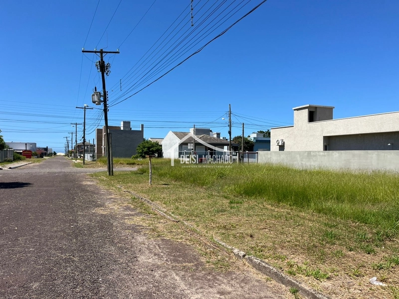 Terreno de ESQUINA a 300 metros do mar em Capão Novo Village: 4ª foto da galeria de imagens do imóvel