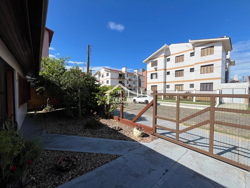 Excelente casa três dormitórios pertinho do mar em Capão Novo: 2ª foto da galeria de imagens do imóvel