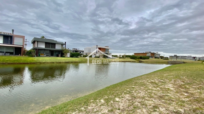 Terreno Beira Lago à Venda no Condomínio Costa Serena: 1ª foto da galeria de imagens do imóvel