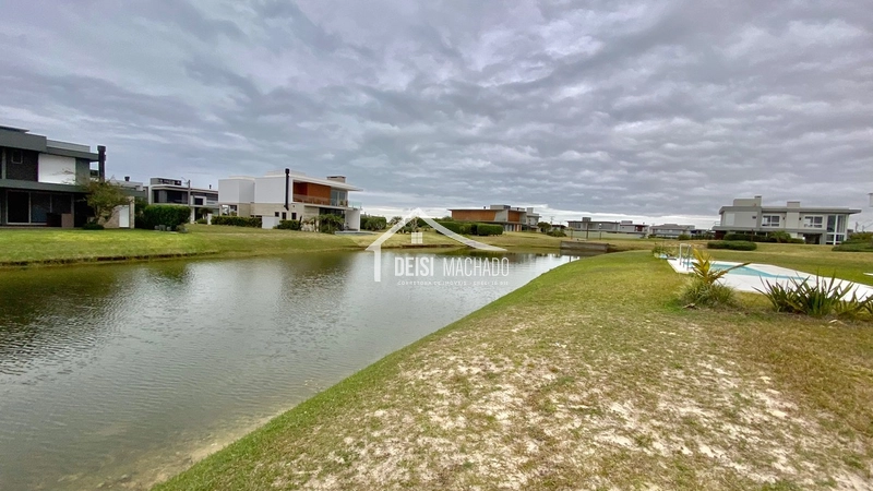 Terreno Beira Lago à Venda no Condomínio Costa Serena: 2ª foto da galeria de imagens do imóvel